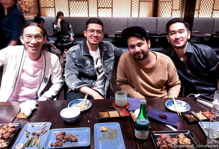 4. Jeje Govinda Tak Mau Ketinggalan Foto Bareng 