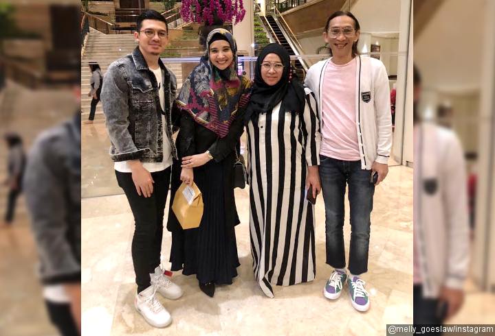 6. Irwansyah-Zaskia Pose Bareng Melly dan Anto 
