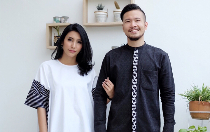 Hasil gambar untuk tyas mirasih dan suami