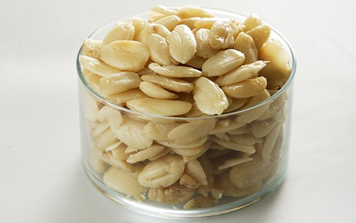 4. Kacang Kenari