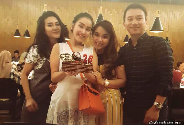 3. Diapit Sepupu dan Adik