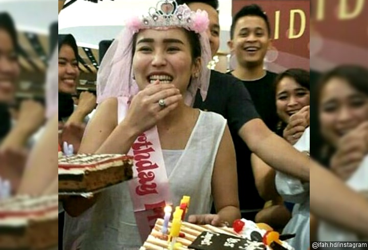 5. Cantik Ala-Ala Bridal Shower, Ayu Ting Ting Tersipu 