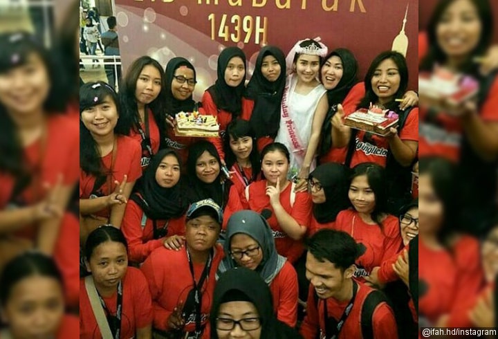 6. Ayu Ting Ting Bahagia Dikelilingi Fans 