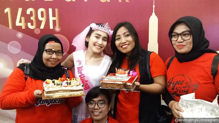 7. Ayu Ting Ting Ajak Fans Foto Bareng 