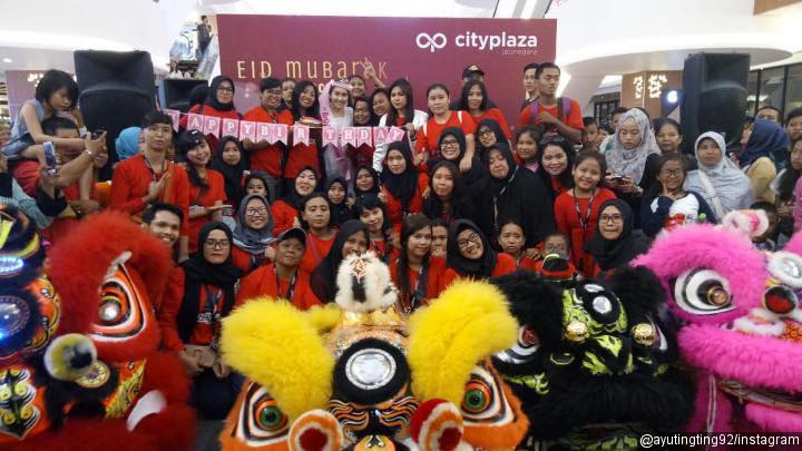 8. Ditemani Barongsai, Fans Foto Bersama-Sama Ayu Ting Ting