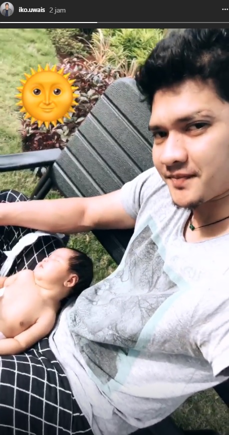 Iko Uwais Santai Berjemur Bareng Anak