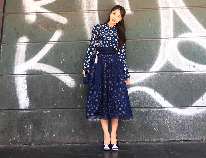 Eun Ji A Pink Kenakan Gaun Floral dengan Model Hanbok