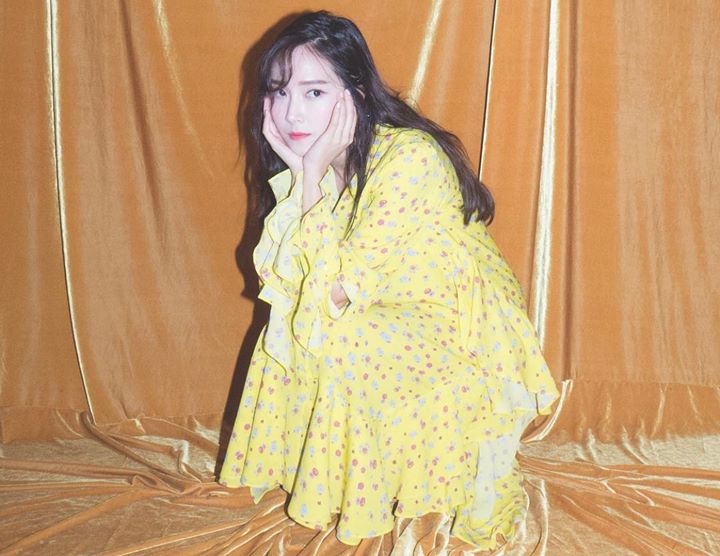 Jessica Berseri dengan Gaun Floral Kuning
