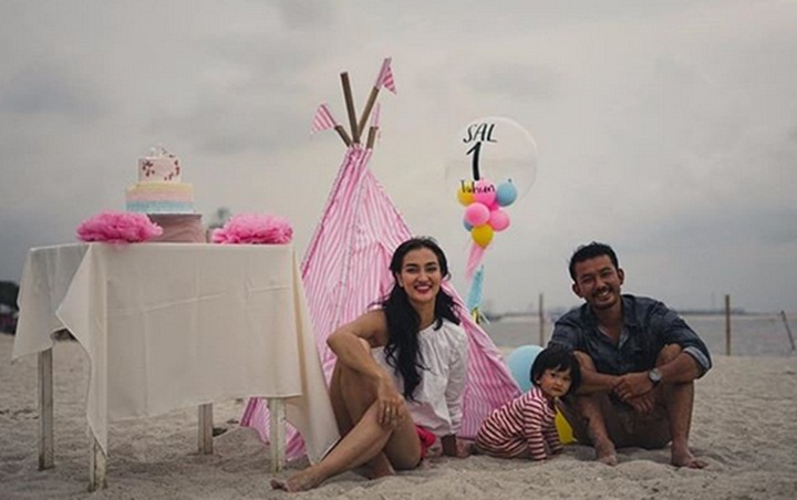 Gak Biasa, Begini Cara Atiqah dan Rio Dewanto Rayakan Ultah Pertama Putrinya