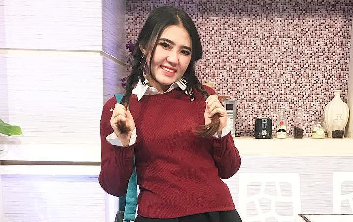 Pose Cantik di Depan Cermin, Via Vallen Ingatkan Agar Tidak Golput