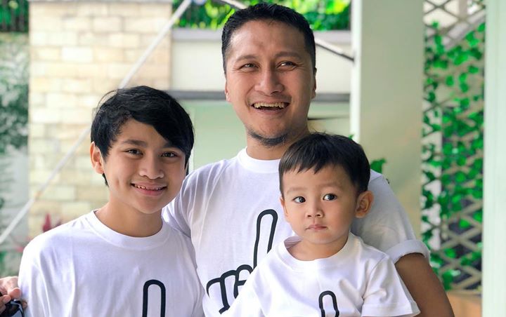 Ajari Sang Putra Jadi 'Penjilat', Arie Untung Justru Banjir Pujian