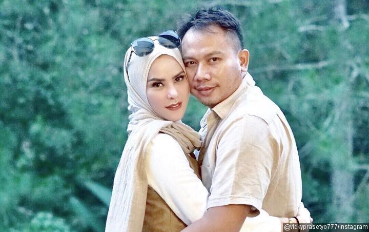 Unggah Foto Dicium Istri, Bahasa Inggris Vicky Prasetyo 