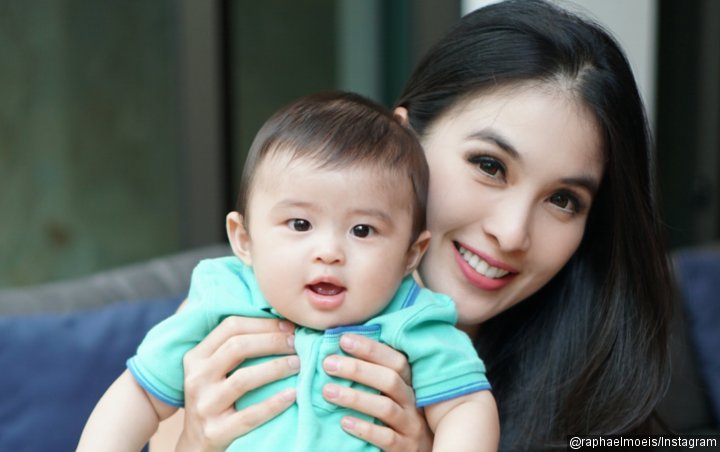 Masuki Usia 6 Bulan, Lucunya Putra Sandra Dewi Bergaya Bak Seorang Bos