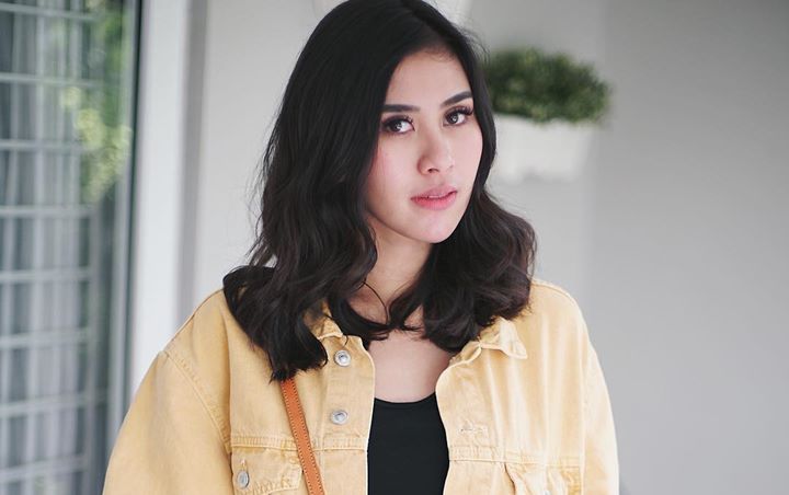 Cantik Berhijab, Syahnaz Sadiqah Dipuji Semakin Mirip Mama Amy