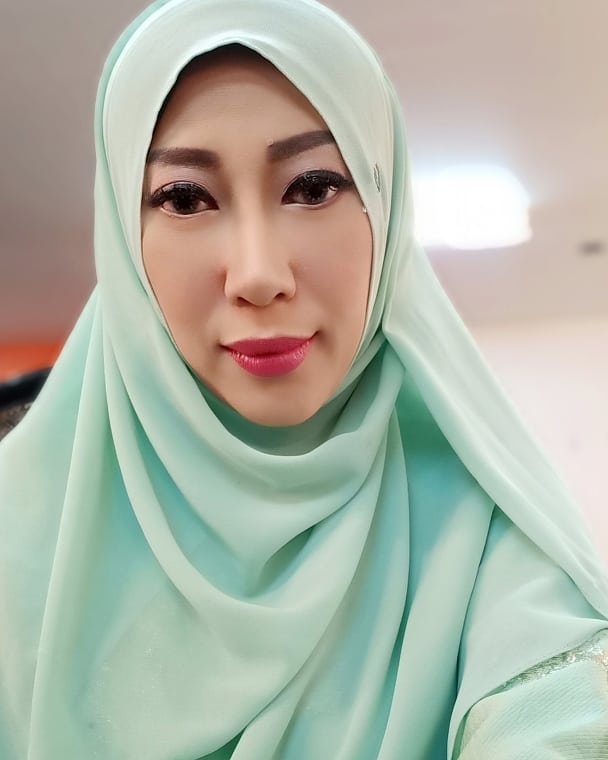 Berhijab, Warganet Syok Lihat Perubahan Drastis Wajah Dewi Sanca