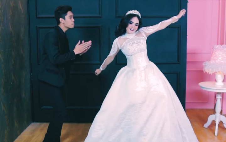 Duet Bareng Ramli, Mulan Jameela Bak 'Boneka Barbie' di Video Klip Baru