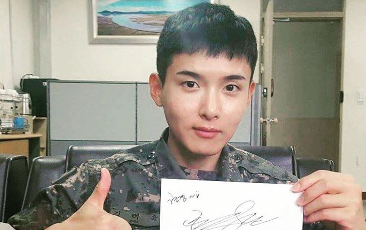 Keluar Wamil, Ryeowook 'Nangis' Disambut Ratusan ELF dan Member Suju