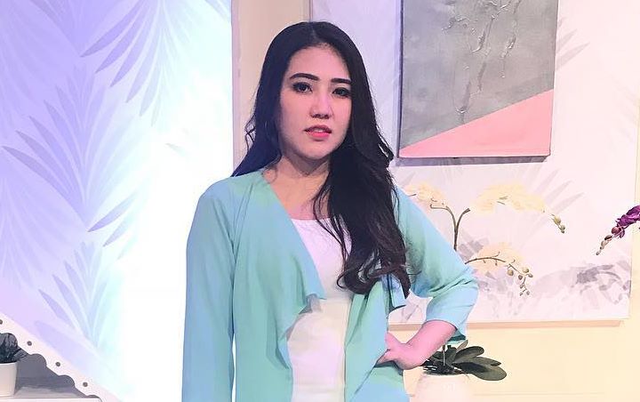 Beredar Foto Mirip Via Vallen Diduga Sedang Merokok, Inikah Sosok Suami dan Anaknya?