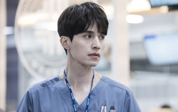 Foto Adegan Dirilis, Lee Dong Wook Jelaskan Detail Karakternya di 'Life'