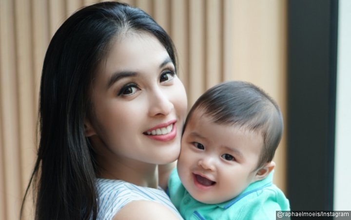 Biasa Pakai Branded, Baju Sederhana Anak Sandra Dewi Ini Justru Bikin Netter Kagum