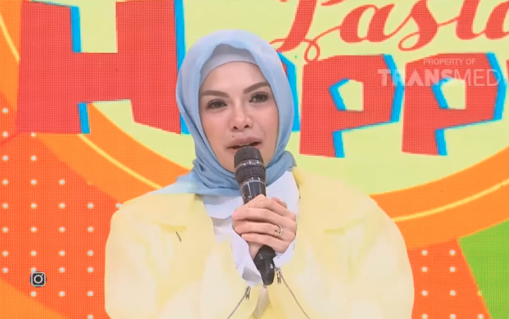 Alasan Berhijab Terungkap, Nikita Mirzani Nangis 'Didatangi' Mendiang Orangtua Hingga Dapat Hidayah