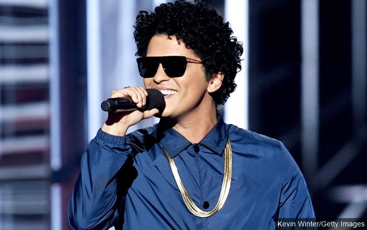 Panggung Konser Mendadak Terbakar, Bruno Mars Terpaksa Hentikan Penampilan