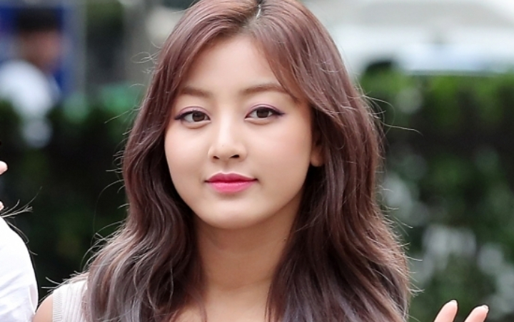 Comeback Stage 'Dance the Night Away' Twice di 'Music Bank', Kulit Tan Jihyo Disorot