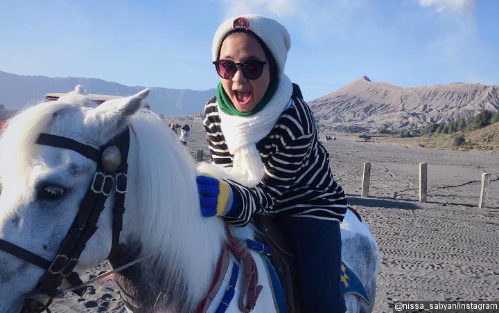 Pamer Foto di Gunung Bromo, Postur Tubuh Nissa Sabyan Bikin Netter Gemas