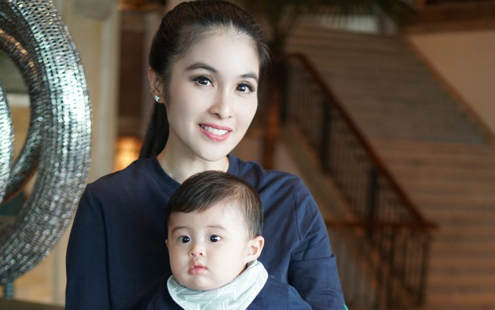 Rambutnya Dicukur, Ekspresi Takut Bayi Ganteng Sandra Dewi Justru Bikin Gemas