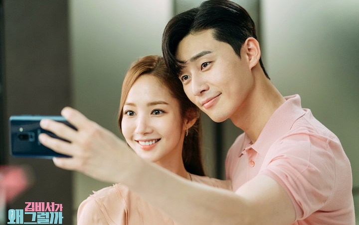 Park Seo Joon dan Park Min Young Santai Syuting Adegan Hot di 'Why, Secretary Kim?'