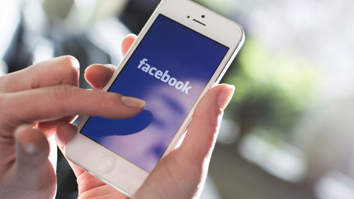8. Menghabiskan Banyak Waktu Bermain Media Sosial