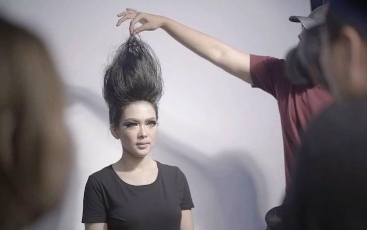Syahrini Habiskan Puluhan Botol Hair Spray Demi Jambul Khatuliswa Fenomenal