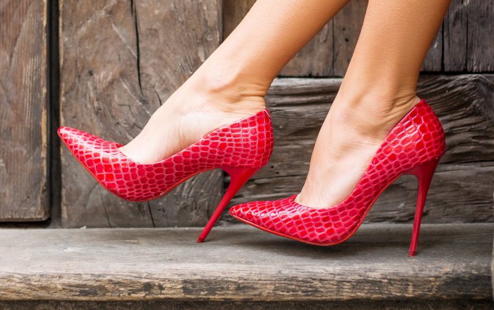 7 Trik Cerdas Hindari Kaki Lecet Saat Harus Pakai High Heels Seharian