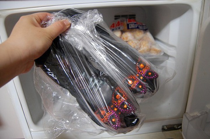 Masukkan Sepatu dalam Freezer Sebelum Dipakai