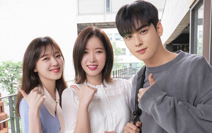 'My ID is Gangnam Beauty' Rilis Foto Ayah dan Ibu Lim Soo Hyang - Cha Eunwoo, Penasaran?