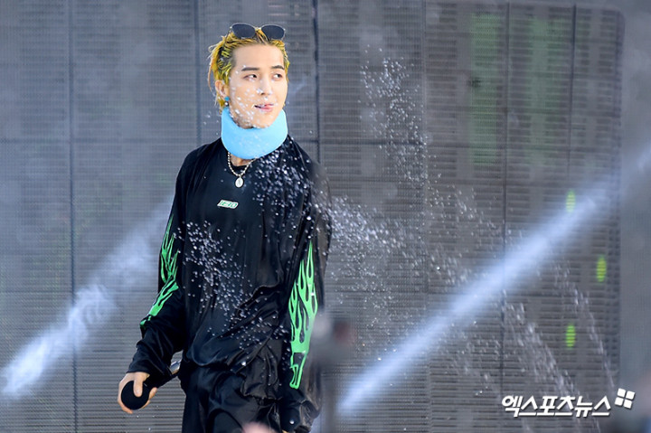 Mino Winner Pakai Penyangga Leher