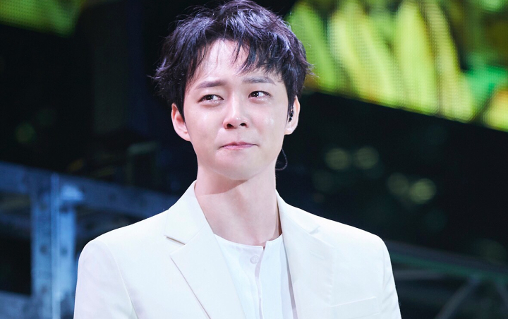 Tampil Stylish Pakai Kemeja di Bandara, Yoochun Disindir Salah Kostum Hingga Tato