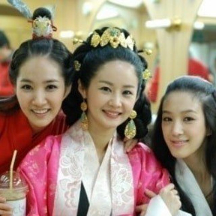 Unggah Foto \'Jelek\' Park Min Young dan Jung Ryeo Won, Kim Ga Yeon Banjir Hujatan