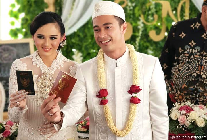1. Bahagia Pamer Buku Nikah 