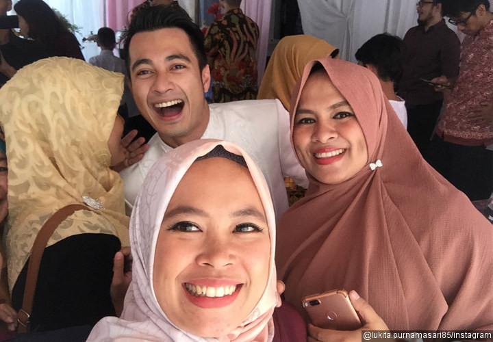 5. Wajah Ganteng Reza Jadi Rebutan 