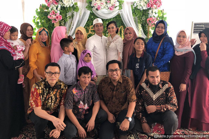 6. Eza dan Meiza Dikelilingi Para Sahabat 