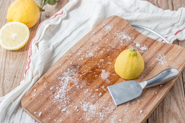 1. Membersihkan Peralatan Dapur Bahkan Kayu