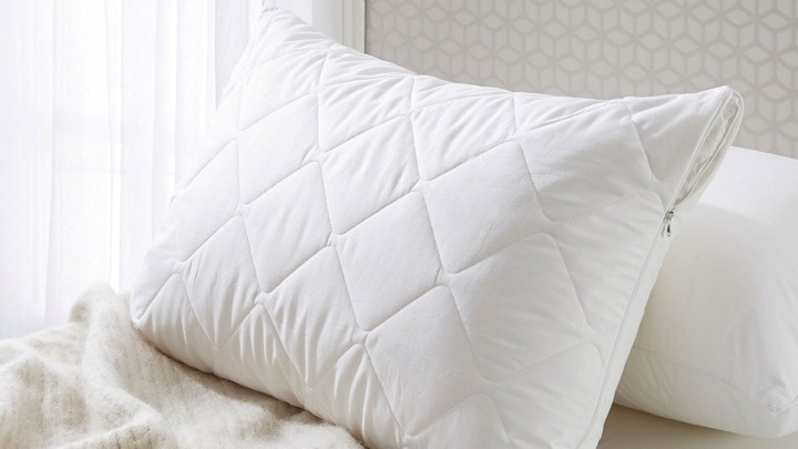 1. Tidur di Sarung Bantal yang Terbuat dari Katun