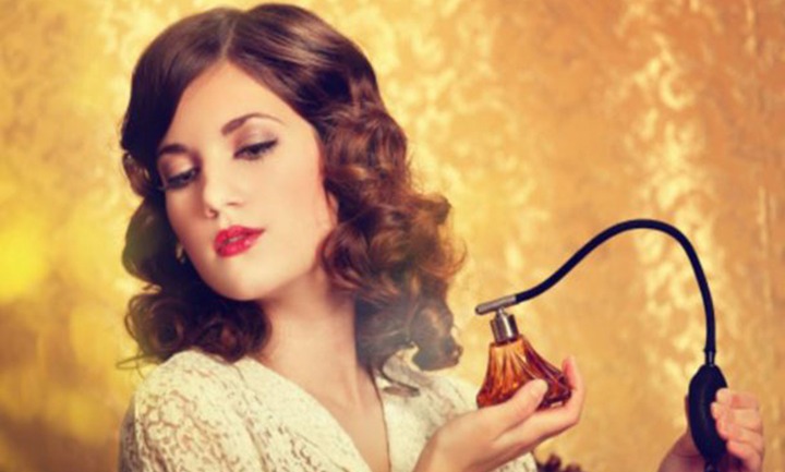 3. Menyemprotkan Parfum di Leher