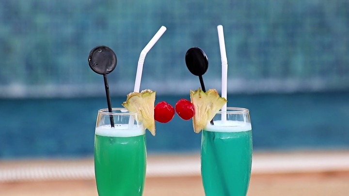 4. Minum dengan Menggunakan Sedotan