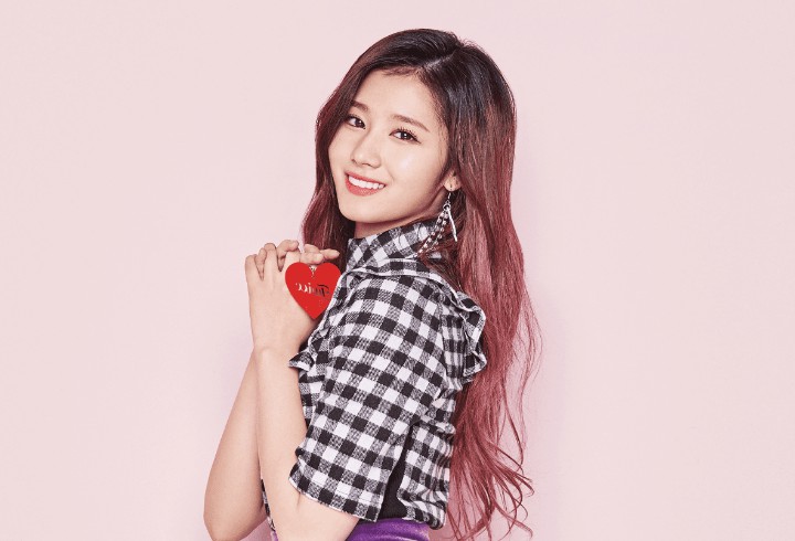 8. Sana Pindah ke Korea Sendiri Saat Usianya 15 Tahun