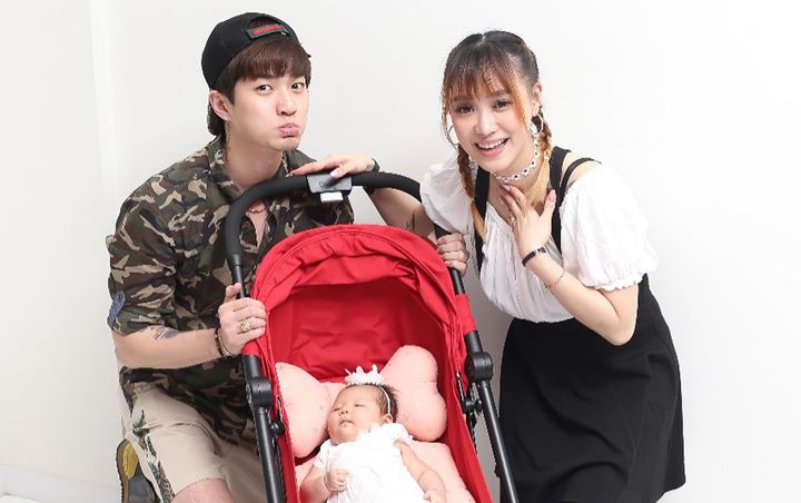 Bagikan Video Senyum Manis Sang Anak, Kuku Istri Lee Jeong 