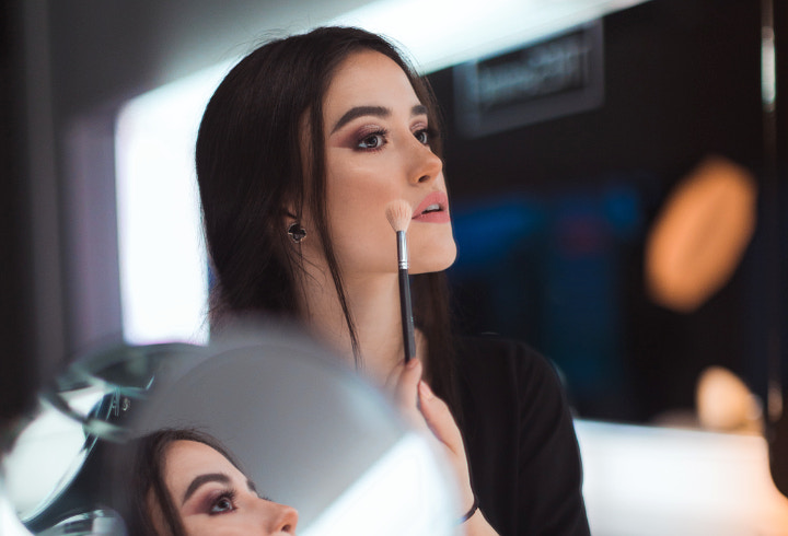 Pakai Blush yang Berwarna Agak cokelat
