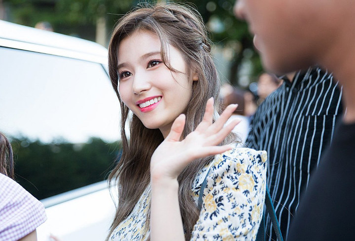 1. Sana Twice Miliki Mata Bersinar