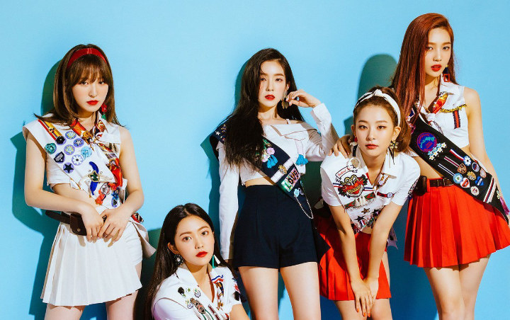 Red Velvet Terima Lighstick Resmi, Fans Tuntut Kesamaan Untuk Girl Group SM